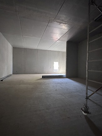 Rohbau im Karl-May-Museum Radebeul mit Sichtbetonwänden, offenem Innenraum und vorbereiteten Ausbauflächen – professionelle Rohbau- und Innenausbauleistungen von SF‑Ausbau.