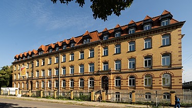 Saniertes Verwaltungsgebäude in historischer Klinkerarchitektur an der Hansastraße in Dresden – schlüsselfertige Sanierung und Modernisierung durch SF‑Ausbau.