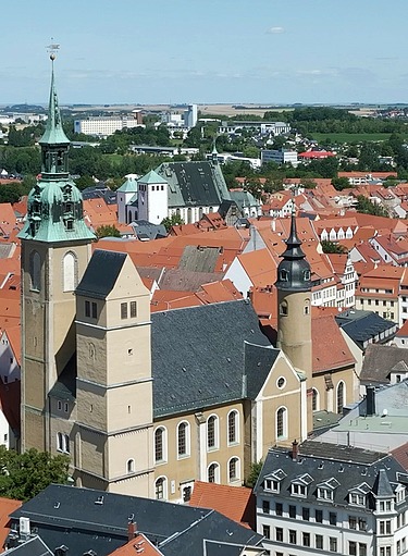 Luftaufnahme der Altstadt von Freiberg in Mittelsachsen mit der markanten Petrikirche – regionale Architekturkulisse für Bau-, Sanierungs- und Ausbauprojekte von SF-Ausbau.