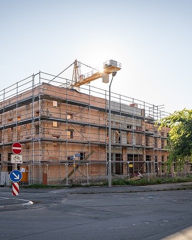 Rohbau einer Kindertageseinrichtung in Freiberg mit Gerüst und Baukran – professioneller Neubau und schlüsselfertige Bauausführung durch SF‑Ausbau in Sachsen.