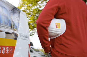 Mitarbeiter von SF‑Ausbau mit Schutzhelm vor Firmenfahrzeug – professioneller Innenausbau, Sanierung und Bauleistungen in Freiberg und Umgebung.