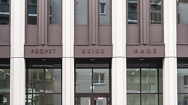 Moderne Fassade des Probst-Beier-Hauses in Dresden mit großzügigen Glasflächen und hochwertigem Trockenbau – präziser Innenausbau und moderne Architektur von SF‑Ausbau.