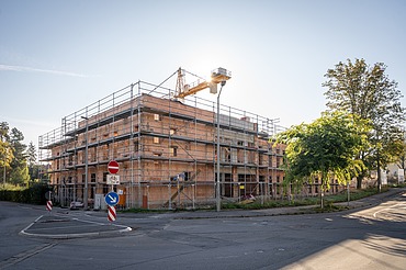 Rohbau einer Kindertageseinrichtung in Freiberg mit Gerüst, Baukran und modularer Bauweise – professionelle Rohbauarbeiten und schlüsselfertiger Neubau durch SF‑Ausbau.