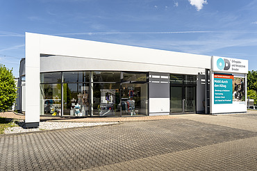 Modernes Geschäftsgebäude der Orthopädie- und Rehatechnik in Freiberg nach Umbau mit Abbruch-, Rohbau-, Trockenbau-, Innentür-, Bodenbelags- und Elektroinstallationsarbeiten.