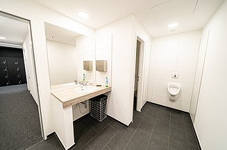 Moderner Sanitärbereich mit Waschbecken, Spiegel und Fliesen – professionelle Sanitärinstallation, Ausbau und Modernisierung durch SF‑Ausbau in Dresden und Freiberg.