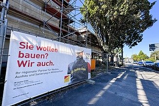 Baustelle des Karl-May-Museums in Radebeul mit SF‑Ausbau-Baubanner, Gerüstanlage und laufenden Sanierungs- und Ausbauarbeiten – regionaler Partner für Neubau, Ausbau und Sanierung in Sachsen.