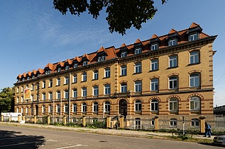 Saniertes Verwaltungsgebäude in historischer Klinkerarchitektur an der Hansastraße in Dresden – schlüsselfertige Sanierung und Modernisierung durch SF‑Ausbau.