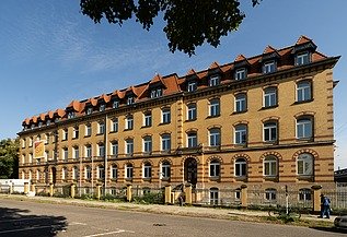 Saniertes Verwaltungsgebäude in historischer Klinkerarchitektur an der Hansastraße in Dresden – schlüsselfertige Sanierung und Modernisierung durch SF‑Ausbau.