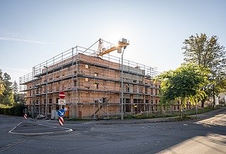 Rohbau einer Kindertagesstätte in Freiberg mit Gerüst, Baukran und modularer Bauweise – professionelle Rohbauarbeiten und schlüsselfertiger Neubau durch SF‑Ausbau.
