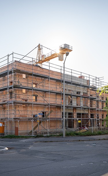 Rohbau einer Kindertageseinrichtung in Freiberg mit Gerüst, Baukran und modularer Bauweise – professionelle Rohbauarbeiten und schlüsselfertiger Neubau durch SF‑Ausbau.