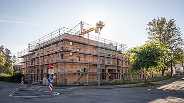 Rohbau einer Kindertageseinrichtung in Freiberg mit Gerüst, Baukran und modularer Bauweise – professionelle Rohbauarbeiten und schlüsselfertiger Neubau durch SF‑Ausbau.