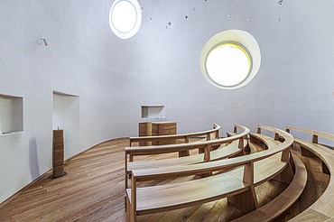 Individuell ausgebaute Kapelle mit geschwungenen Sitzreihen aus Holz, Oberlicht und hochwertigem Trockenbau im Probst-Beier-Haus Dresden – präziser Innenausbau von SF‑Ausbau.